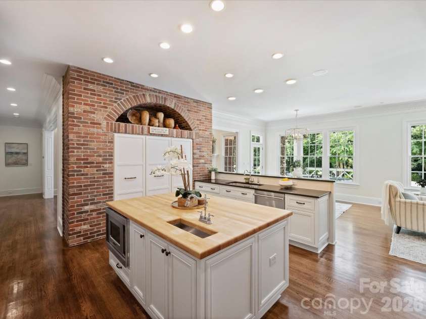 9146 Heydon Hall Circle, Charlotte, NC 28210.  MLS# CAR4404067, YatesRealty ID 42468. 