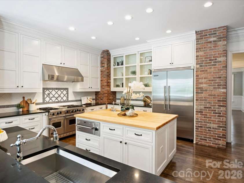 9146 Heydon Hall Circle, Charlotte, NC 28210.  MLS# CAR4404067, YatesRealty ID 42468. 