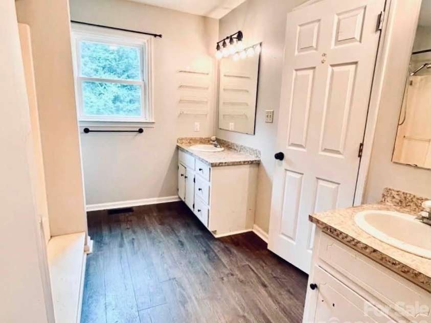 1003 Slick Rock Road, Chester, SC 29706.  MLS# CAR4407880, YatesRealty ID 42479. Primary Ensuite Bathroom