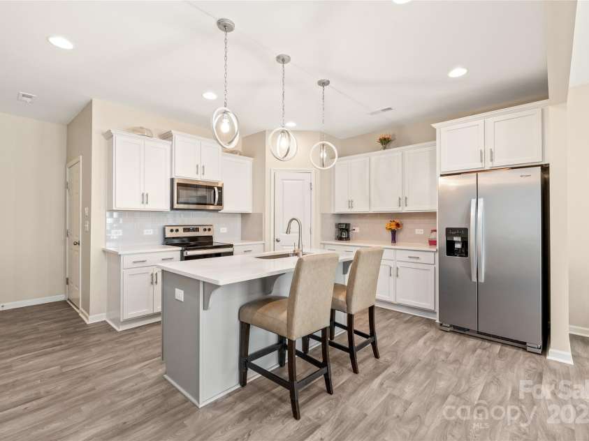 13221 Gadwal Pintail Drive, Charlotte, NC 28262.  MLS# CAR4260236, YatesRealty ID 4248. Gorgeous Bright Kitchen with Stainless Steel Appliances