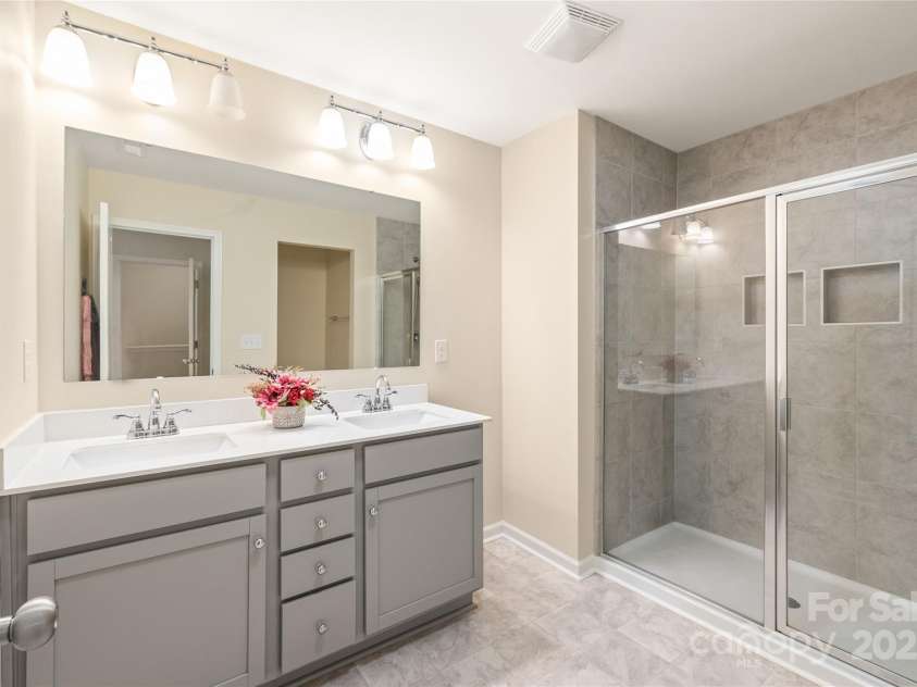 13221 Gadwal Pintail Drive, Charlotte, NC 28262.  MLS# CAR4260236, YatesRealty ID 4248. Primary Bath