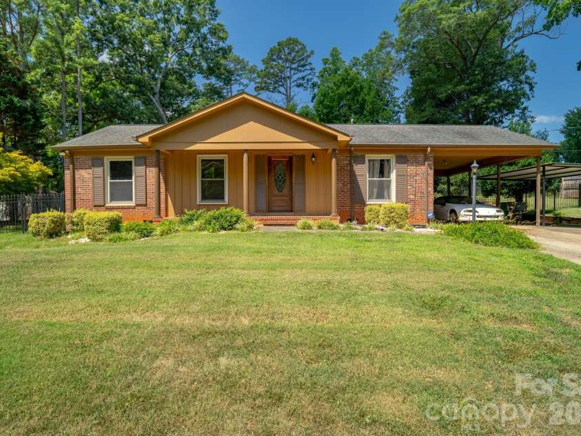 1433 Niagara Circle, Charlotte, NC 28214.  MLS# CAR4406762, YatesRealty ID 42484. 