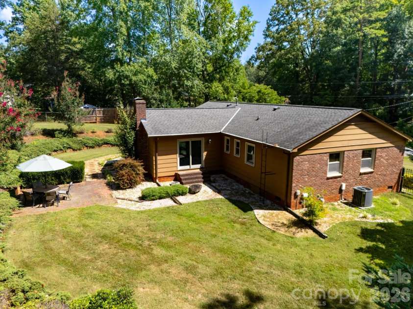 1433 Niagara Circle, Charlotte, NC 28214.  MLS# CAR4406762, YatesRealty ID 42484. 