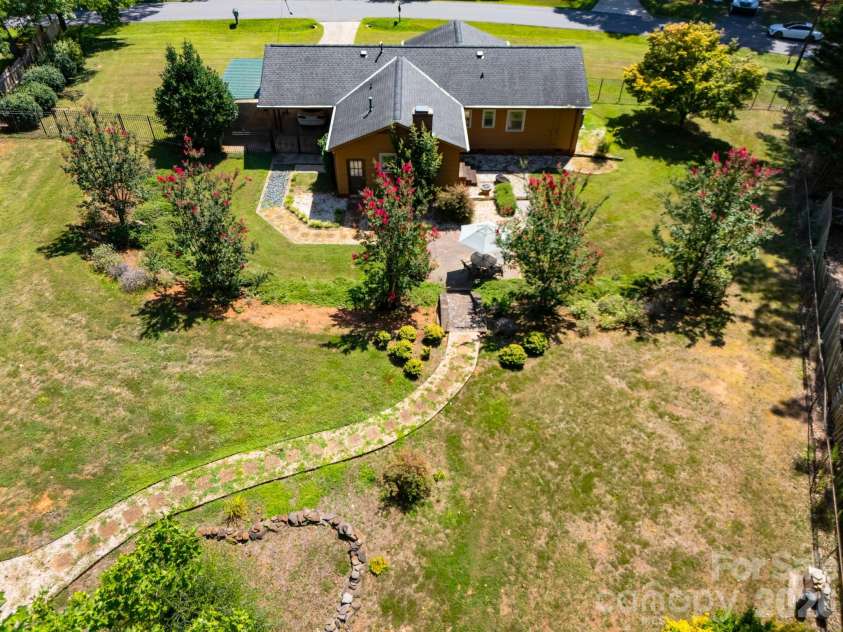 1433 Niagara Circle, Charlotte, NC 28214.  MLS# CAR4406762, YatesRealty ID 42484. 
