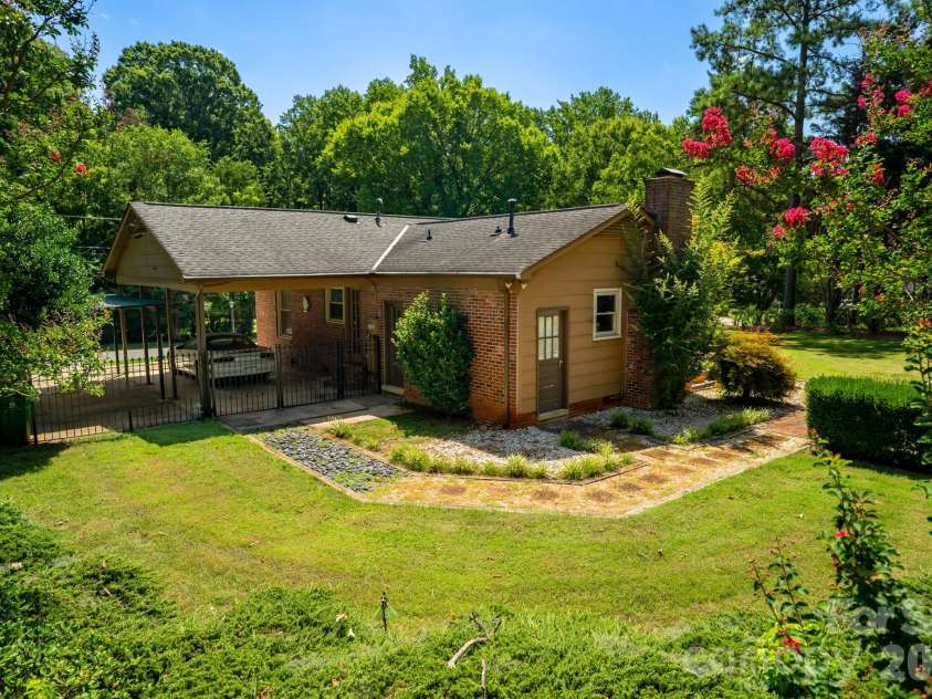 1433 Niagara Circle, Charlotte, NC 28214.  MLS# CAR4406762, YatesRealty ID 42484. 