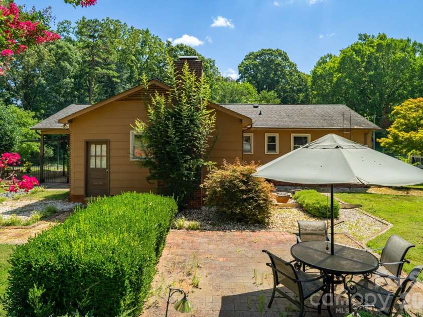 1433 Niagara Circle, Charlotte, NC 28214.  MLS# CAR4406762, YatesRealty ID 42484. 