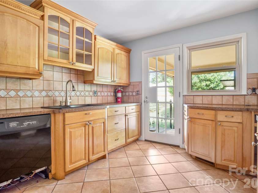 1433 Niagara Circle, Charlotte, NC 28214.  MLS# CAR4406762, YatesRealty ID 42484. 