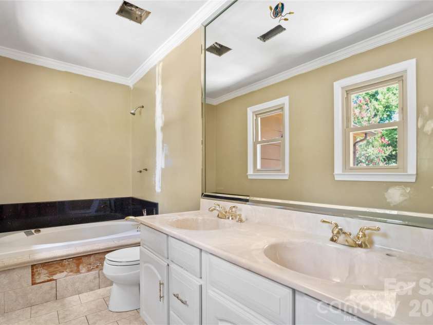 1433 Niagara Circle, Charlotte, NC 28214.  MLS# CAR4406762, YatesRealty ID 42484. 