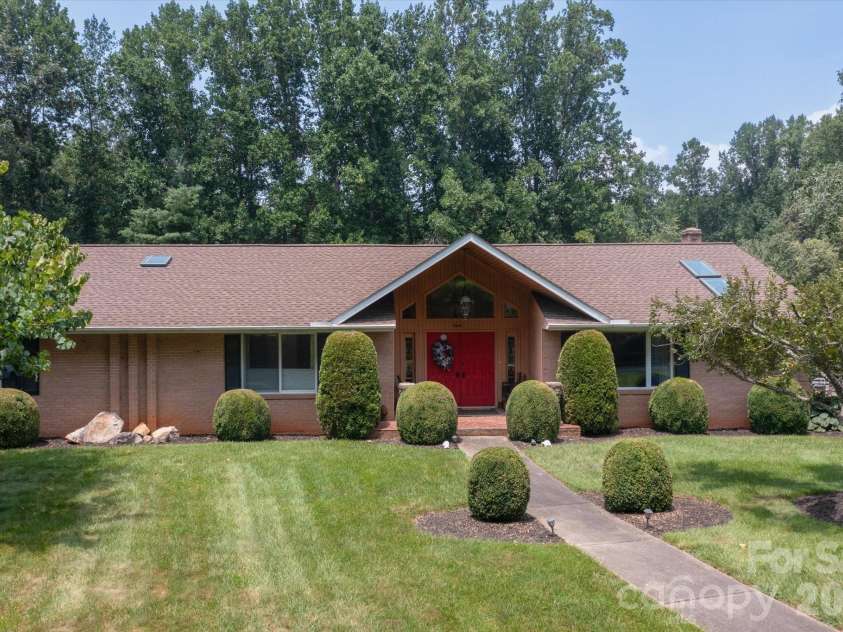12 Highlander Lane, Hendersonville, NC 28792.  MLS# CAR4400920, YatesRealty ID 42486. 