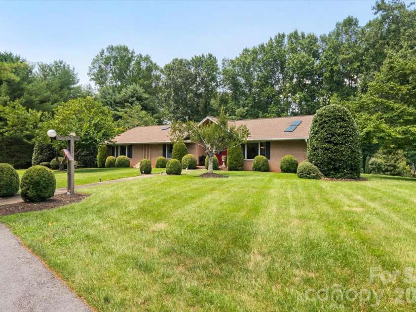 12 Highlander Lane, Hendersonville, NC 28792.  MLS# CAR4400920, YatesRealty ID 42486. 