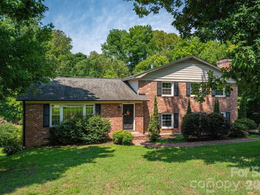 304 Windsor Drive, Shelby, NC 28150.  MLS# CAR4408450, YatesRealty ID 42488. 