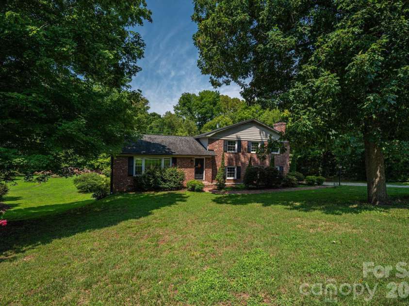 304 Windsor Drive, Shelby, NC 28150.  MLS# CAR4408450, YatesRealty ID 42488. 