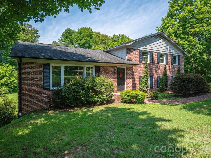 304 Windsor Drive, Shelby, NC 28150.  MLS# CAR4408450, YatesRealty ID 42488. 