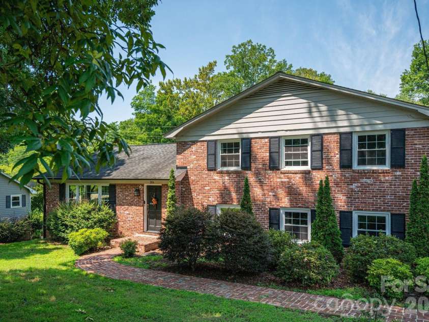 304 Windsor Drive, Shelby, NC 28150.  MLS# CAR4408450, YatesRealty ID 42488. 