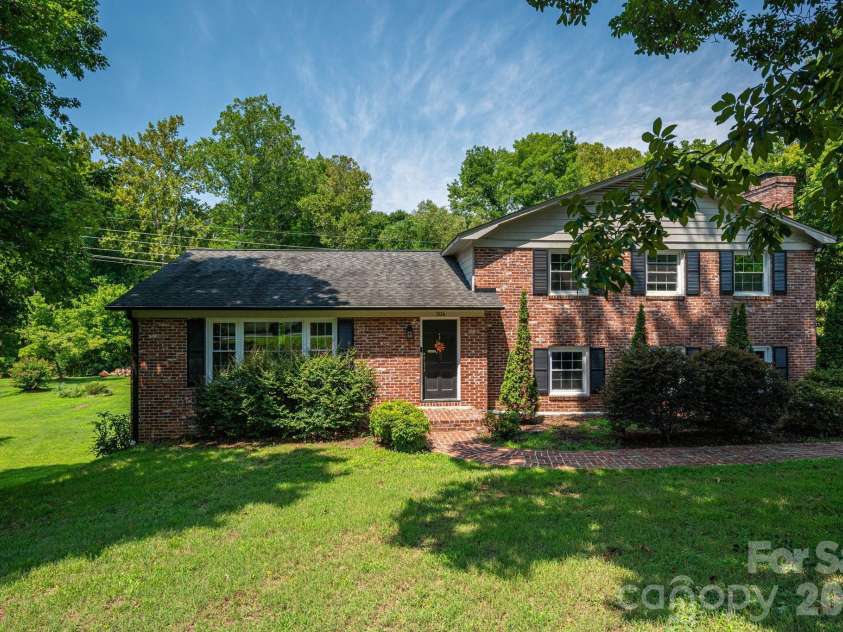 304 Windsor Drive, Shelby, NC 28150.  MLS# CAR4408450, YatesRealty ID 42488. 