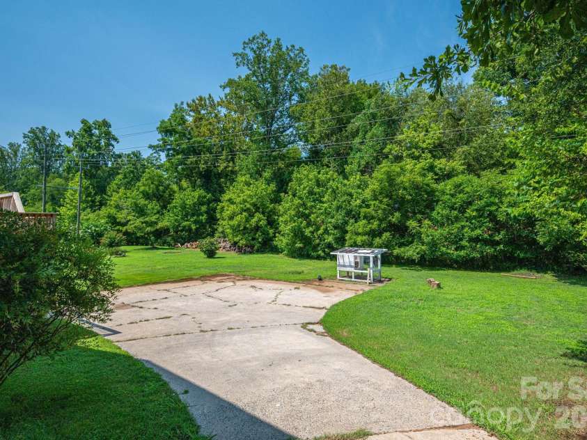 304 Windsor Drive, Shelby, NC 28150.  MLS# CAR4408450, YatesRealty ID 42488. 