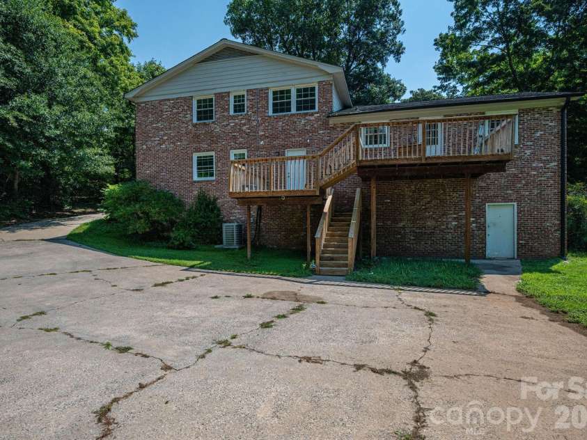 304 Windsor Drive, Shelby, NC 28150.  MLS# CAR4408450, YatesRealty ID 42488. 