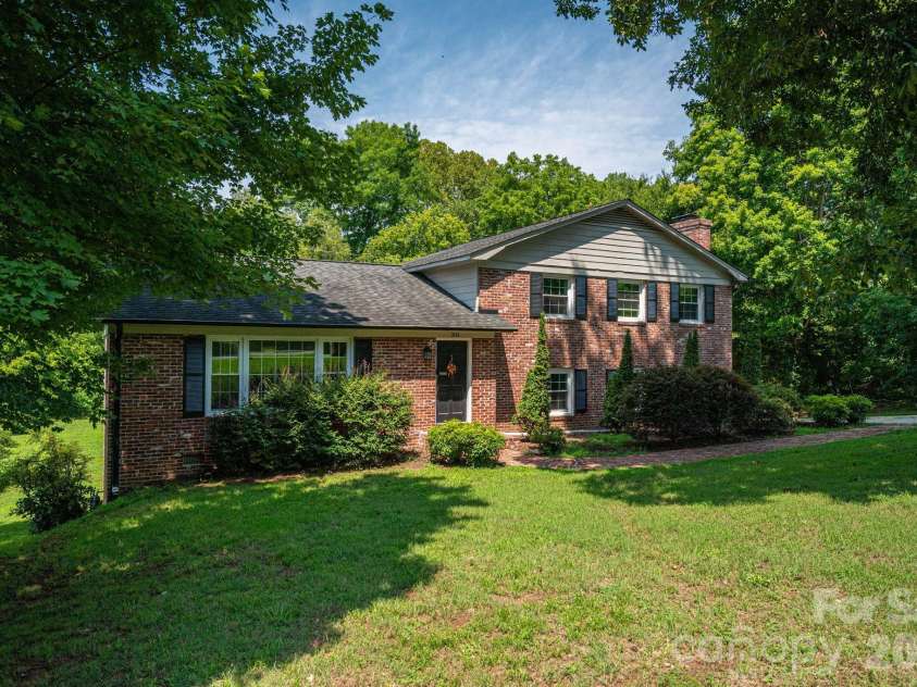 304 Windsor Drive, Shelby, NC 28150.  MLS# CAR4408450, YatesRealty ID 42488. 
