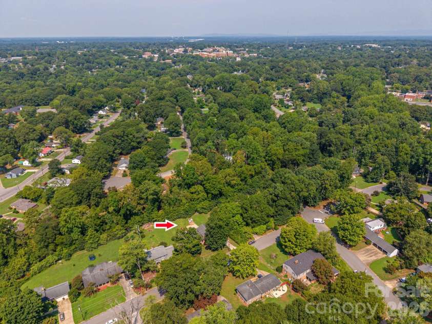 304 Windsor Drive, Shelby, NC 28150.  MLS# CAR4408450, YatesRealty ID 42488. 