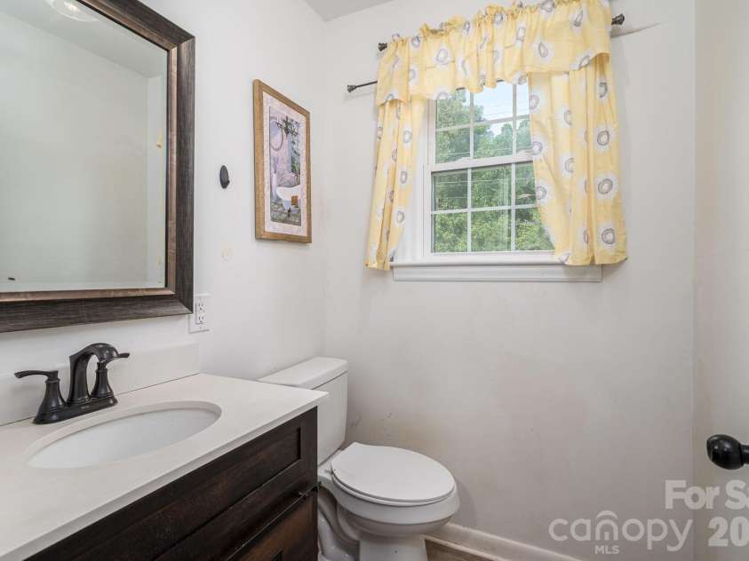 304 Windsor Drive, Shelby, NC 28150.  MLS# CAR4408450, YatesRealty ID 42488. Basement 1/2 bath