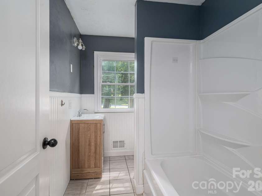 304 Windsor Drive, Shelby, NC 28150.  MLS# CAR4408450, YatesRealty ID 42488. Full bathroom