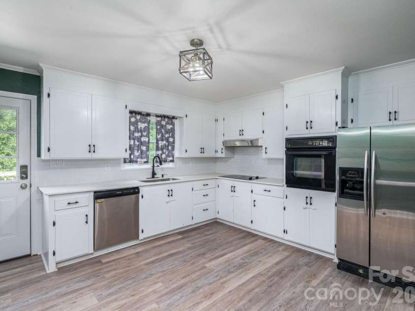304 Windsor Drive, Shelby, NC 28150.  MLS# CAR4408450, YatesRealty ID 42488. Kitchen
