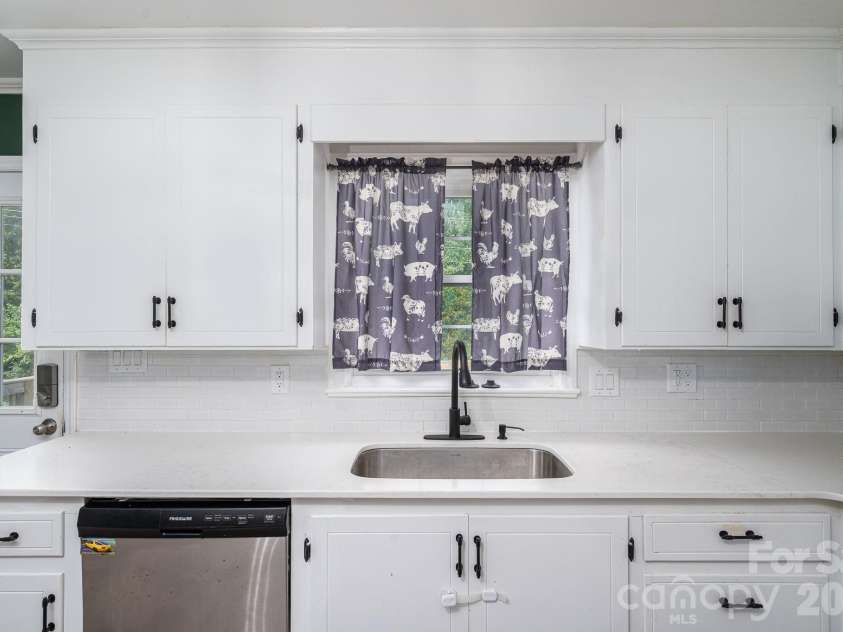 304 Windsor Drive, Shelby, NC 28150.  MLS# CAR4408450, YatesRealty ID 42488. Kitchen