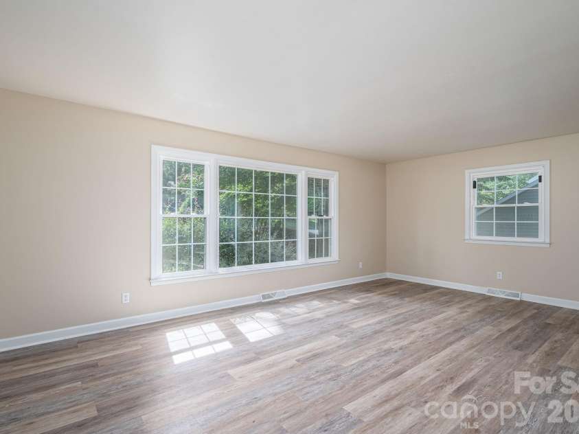 304 Windsor Drive, Shelby, NC 28150.  MLS# CAR4408450, YatesRealty ID 42488. Living room