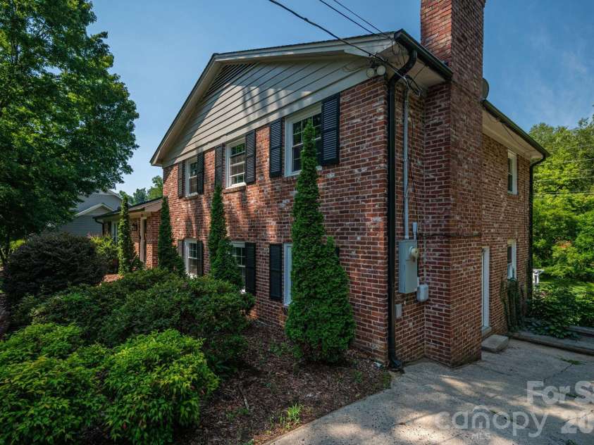 304 Windsor Drive, Shelby, NC 28150.  MLS# CAR4408450, YatesRealty ID 42488. Walkout basement access