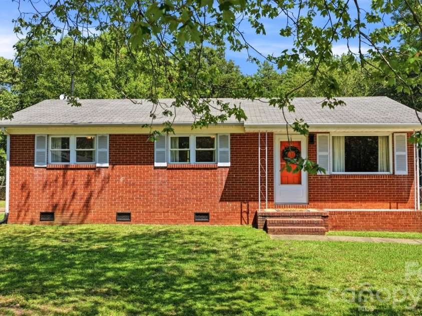 6805 Ellendale Drive, Charlotte, NC 28217.  MLS# CAR4399657, YatesRealty ID 42489. 