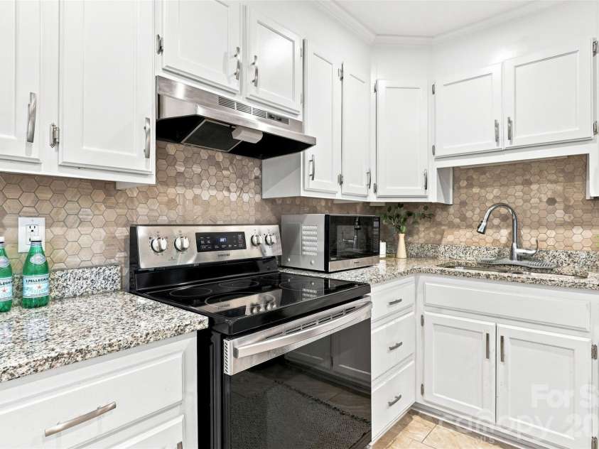 6805 Ellendale Drive, Charlotte, NC 28217.  MLS# CAR4399657, YatesRealty ID 42489. 