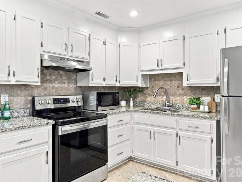 6805 Ellendale Drive, Charlotte, NC 28217.  MLS# CAR4399657, YatesRealty ID 42489. 