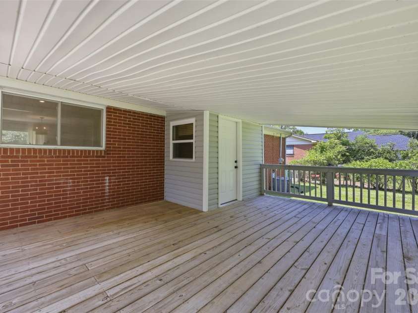 6805 Ellendale Drive, Charlotte, NC 28217.  MLS# CAR4399657, YatesRealty ID 42489. 
