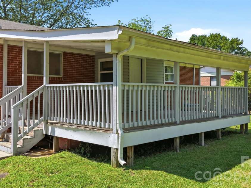 6805 Ellendale Drive, Charlotte, NC 28217.  MLS# CAR4399657, YatesRealty ID 42489. 