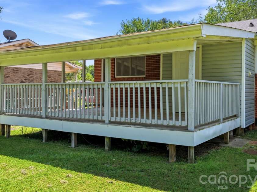 6805 Ellendale Drive, Charlotte, NC 28217.  MLS# CAR4399657, YatesRealty ID 42489. 