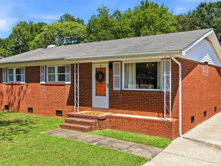 6805 Ellendale Drive, Charlotte, NC 28217.  MLS# CAR4399657, YatesRealty ID 42489. 
