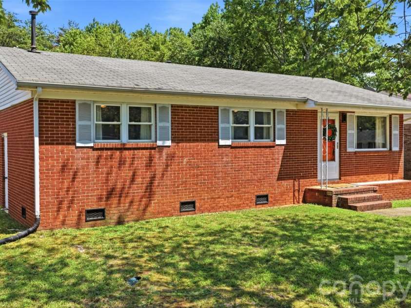 6805 Ellendale Drive, Charlotte, NC 28217.  MLS# CAR4399657, YatesRealty ID 42489. 