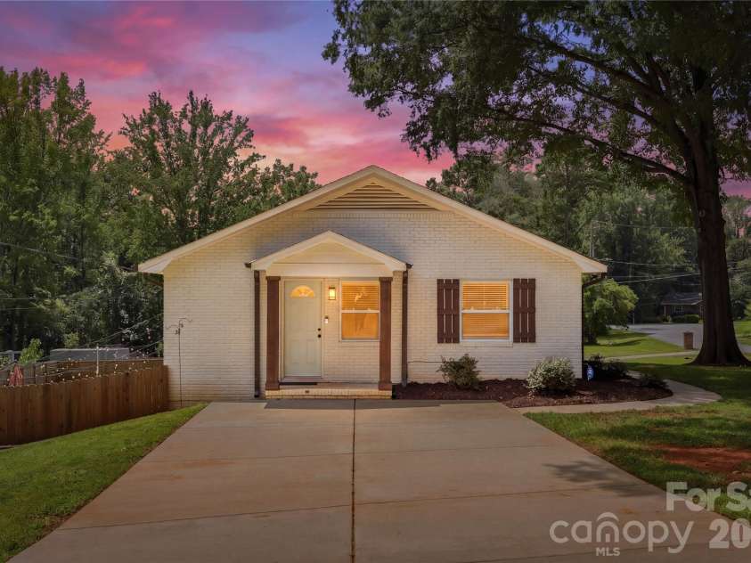 1301 Manchester Lane, Charlotte, NC 28227.  MLS# CAR4402084, YatesRealty ID 42493. 