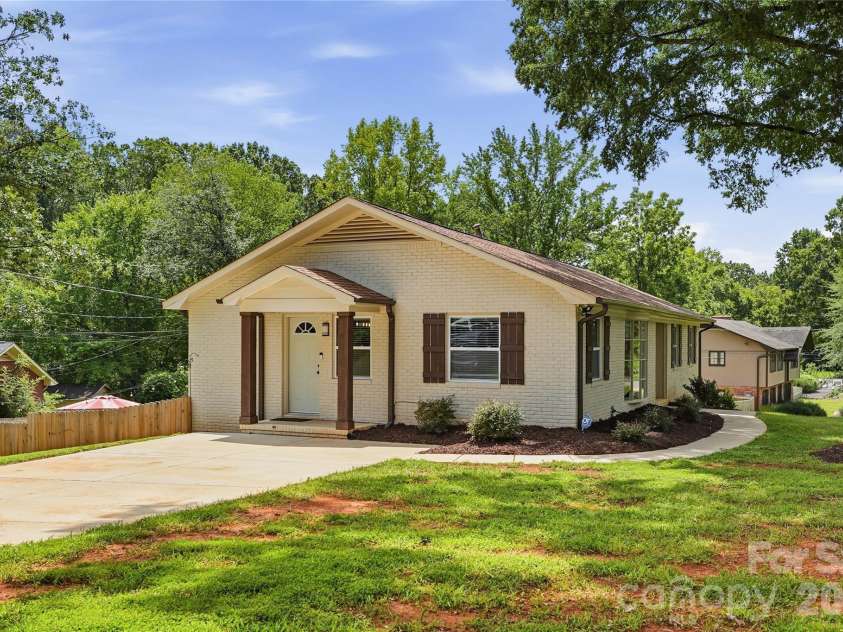 1301 Manchester Lane, Charlotte, NC 28227.  MLS# CAR4402084, YatesRealty ID 42493. 
