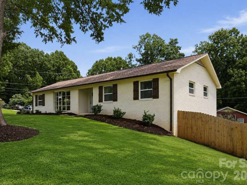 1301 Manchester Lane, Charlotte, NC 28227.  MLS# CAR4402084, YatesRealty ID 42493. 