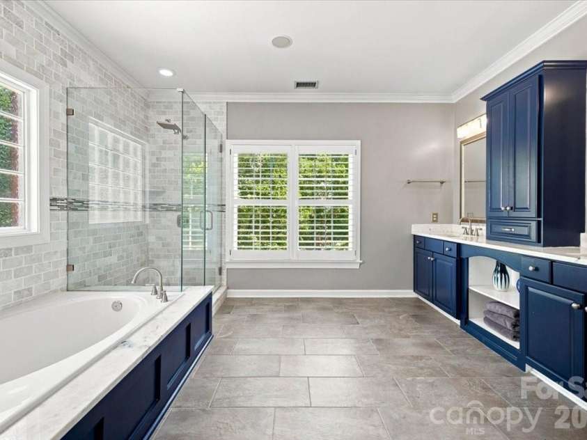 1210 Glynwater Lane, Waxhaw, NC 28173.  MLS# CAR4411817, YatesRealty ID 42497. Primary Bath
