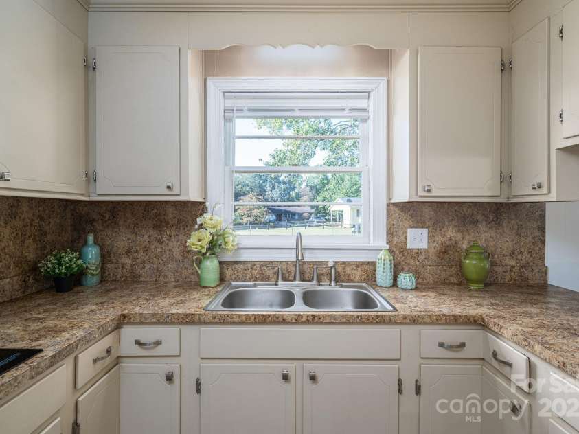 3501 Cinderella Drive, Dallas, NC 28034.  MLS# CAR4309023, YatesRealty ID 4250. 