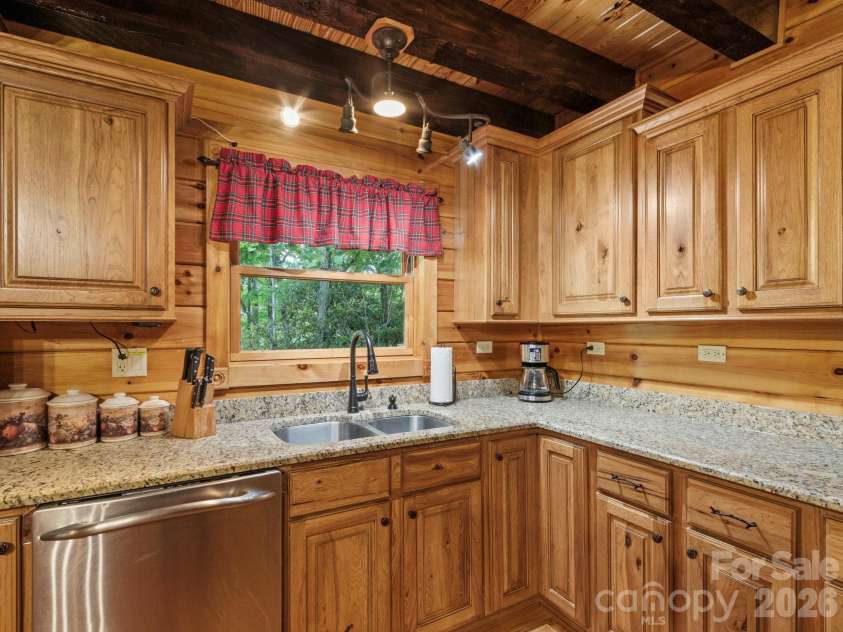 475 Toe River Road, Burnsville, NC 28714.  MLS# CAR4412913, YatesRealty ID 42506. 