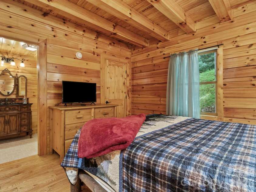 475 Toe River Road, Burnsville, NC 28714.  MLS# CAR4412913, YatesRealty ID 42506. 