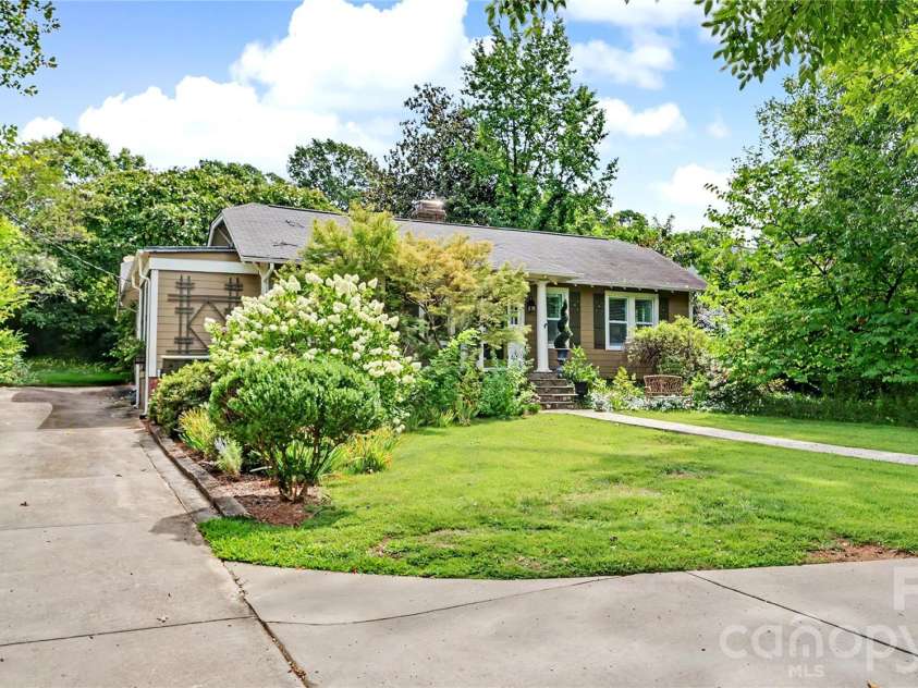 2527 Sharon Road, Charlotte, NC 28211.  MLS# CAR4407743, YatesRealty ID 42507. 