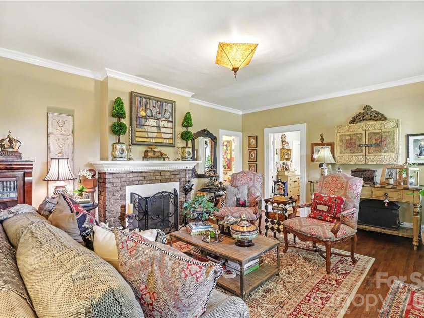 2527 Sharon Road, Charlotte, NC 28211.  MLS# CAR4407743, YatesRealty ID 42507. 