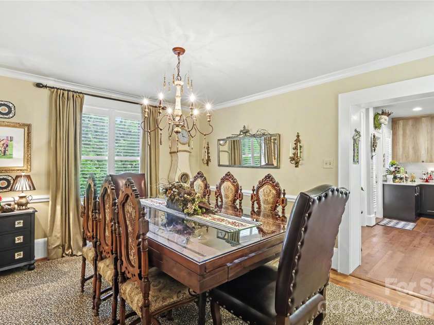 2527 Sharon Road, Charlotte, NC 28211.  MLS# CAR4407743, YatesRealty ID 42507. 