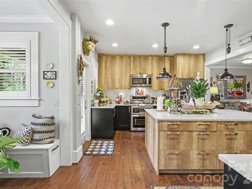 2527 Sharon Road, Charlotte, NC 28211.  MLS# CAR4407743, YatesRealty ID 42507. 