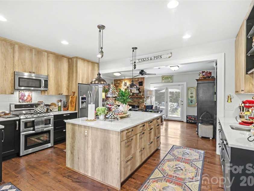 2527 Sharon Road, Charlotte, NC 28211.  MLS# CAR4407743, YatesRealty ID 42507. 