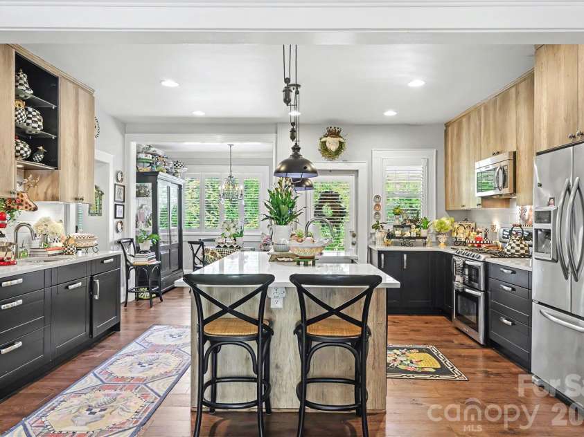 2527 Sharon Road, Charlotte, NC 28211.  MLS# CAR4407743, YatesRealty ID 42507. 